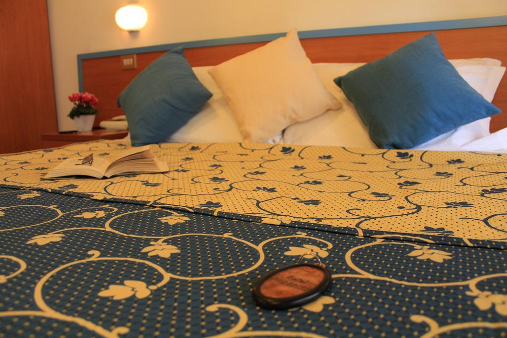 Hotel Paradise Fano Bagian luar foto