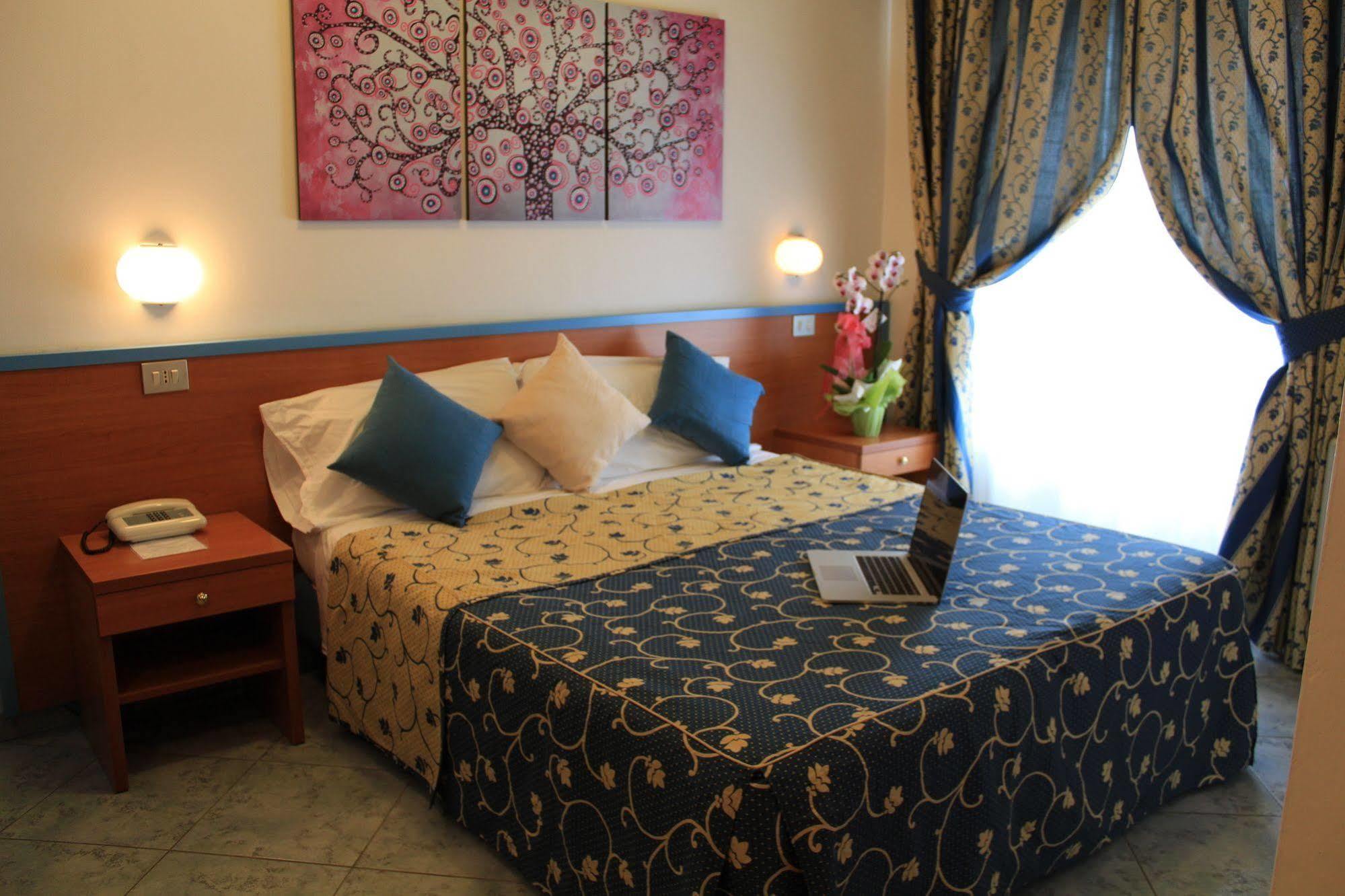 Hotel Paradise Fano Bagian luar foto