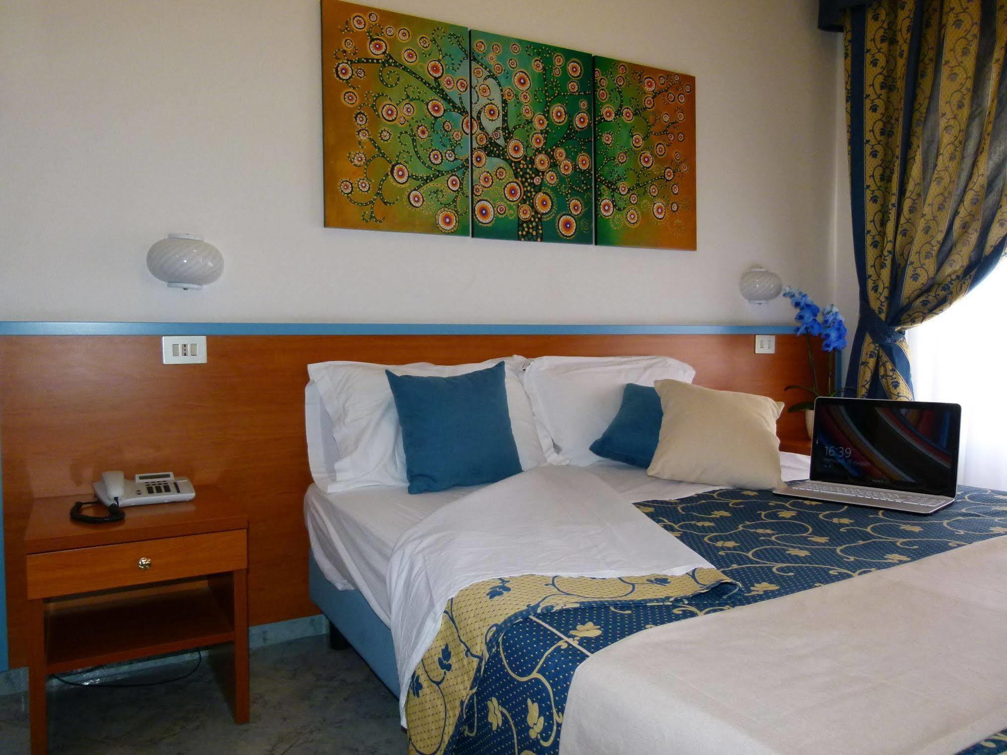 Hotel Paradise Fano Bagian luar foto